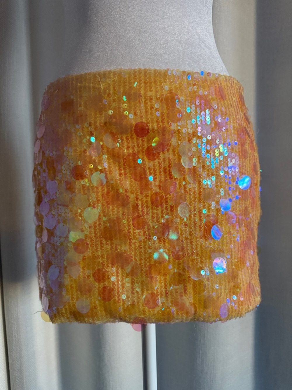 Edikted Yellow sequin mini skirt with Satin lining - Picture 5 of 10